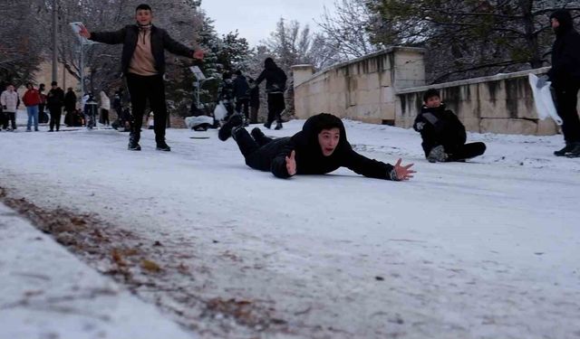 Karaman'da çocuklar karın keyfini kayarak çıkardı