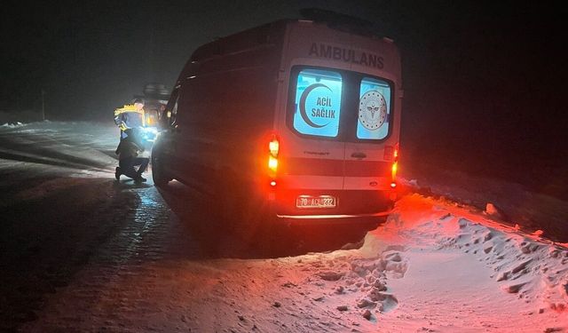 Karaman'da sağlık ekibi kar yağışı ve tipiye rağmen diyaliz hastası kadını hastaneye ulaştırdı