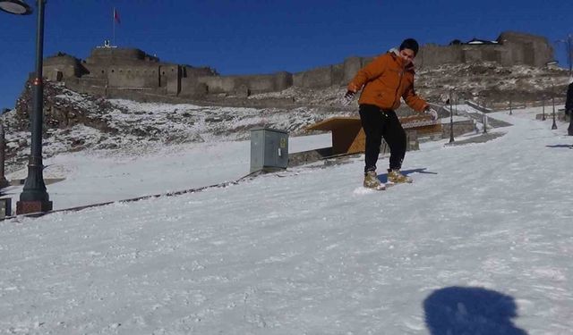 Kars'ta kızağını kapan kale yokuşuna koştu