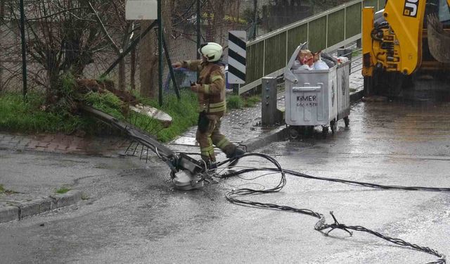 Kartal'da hafriyat kamyonu elektrik tellerine takıldı: Olay ucuz atlatıldı