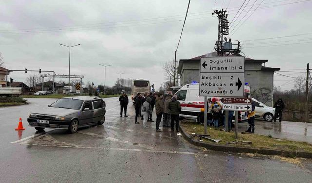 Kırmızı ışıkta duramayan otobüs otomobile çarptı: 4 yaralı