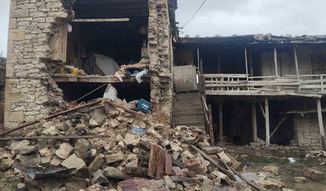 Komşusu 'adam öldü evi de yıkıldı' dedi o anda ev çöktü