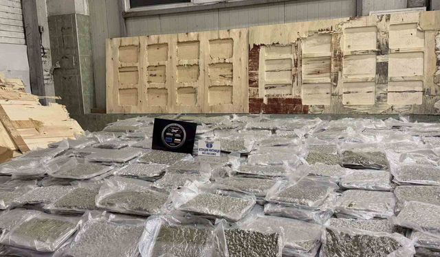 Kontrplaklar arasına gizlenen 700 kilo esrar sınırda ele geçirildi