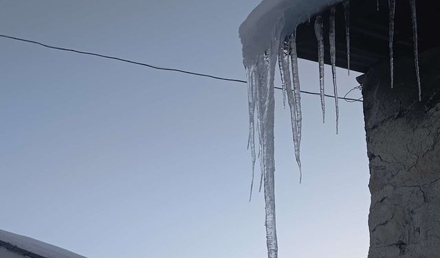 Malatya'da buz sarkıtları metreyle ölçüldü