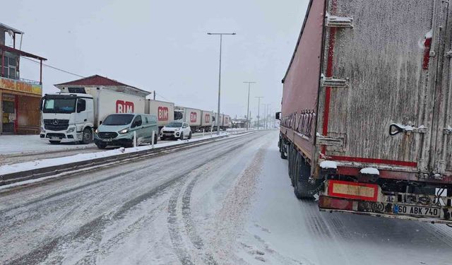 Malatya'da kar yağışı ulaşımı aksattı