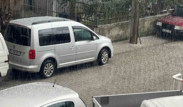 Marmaris'te dolu yağdı, kısa sürede ortalık beyaza büründü