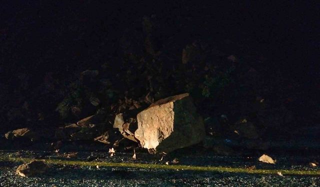 Marmaris'te toprak kayması nedeniyle yol trafiğe kapatıldı