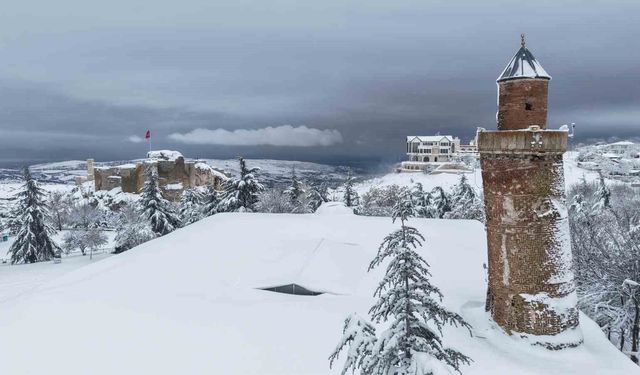 Medeniyetlerin beşiği Harput beyaza büründü, kartpostallık görüntüler oluştu