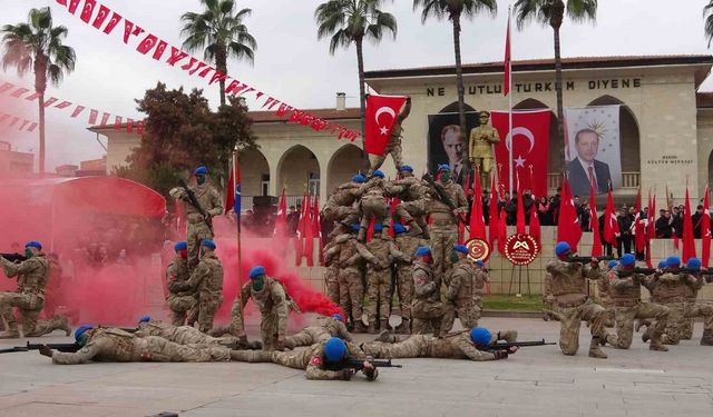 Mersin'de coşkulu kurtuluş yıl dönümü: JÖAK helikopter ile 'üzüm salkımı' gösterisi yaptı