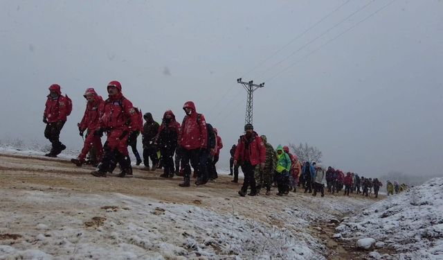 Metristepe'de 18 yıllık vefa: AKUT, İnönü Zaferi'ni kar altında kutladı