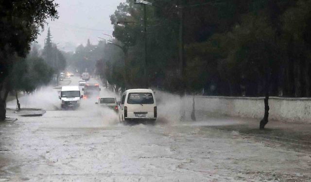 Muğla'da sağanak yağış etkili oluyor