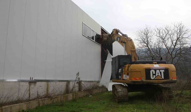 Nilüfer'de iki kaçak iş yeri yıkıldı