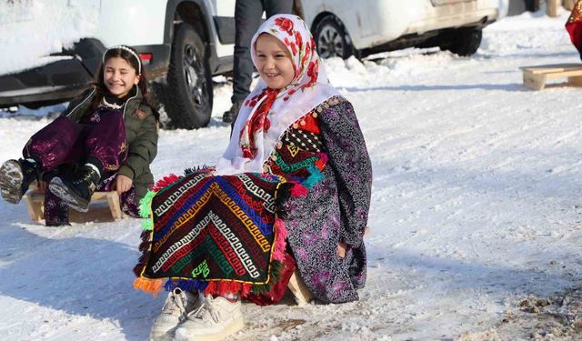 Poşet ve leğenle kayıyorlardı, kızak hediyesi türkü yaktırdı