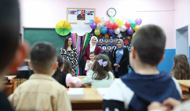 Şehidin oğlu ilk karnesini Bakan Göktaş'ın elinden aldı