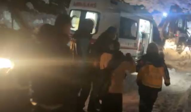 Şemdinli'de 1 metrelik karda hayat mesaisi: Zehirlenen 12 kişi için ekipler seferber oldu