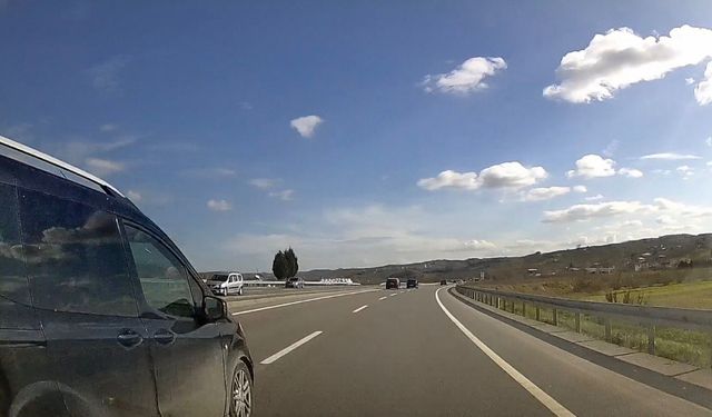 Şerit ihlali yaparak aracı silme geçti: Kazaya davetiye çıkaran sürücü canları hiçe saydı