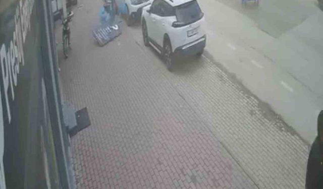 Şiddetli lodos tabelayı kopardı, facia kıl payı atlatıldı