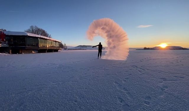 Sivas'ta kar ve dondurucu soğuk renkli görüntüler oluşturdu