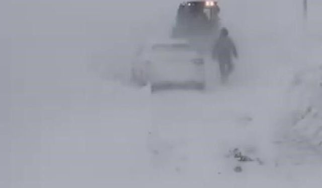 Sivas'ta yoğun kar ve tipi nedeniyle bazı yollar ulaşıma kapatıldı