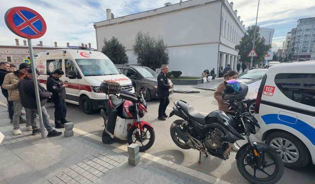 SUV tipi araç motosikletlilere çarptı: 2 yaralı