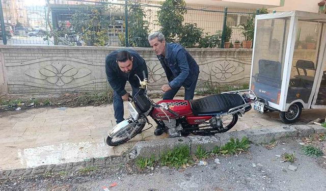Trafik polisini görünce motosikleti bırakıp kaçtı