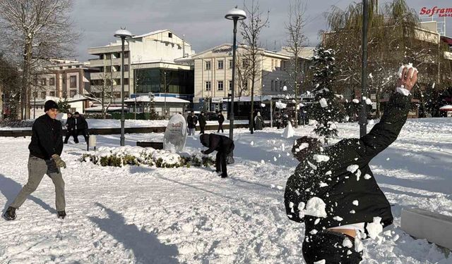 Tropikal misafirler kar yağışını görünce mest oldu