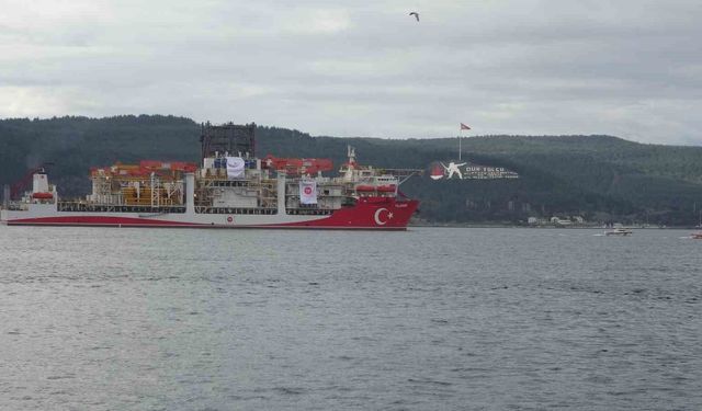 Türk sondaj gemisi Yıldırım Çanakkale Boğazı'ndan geçti