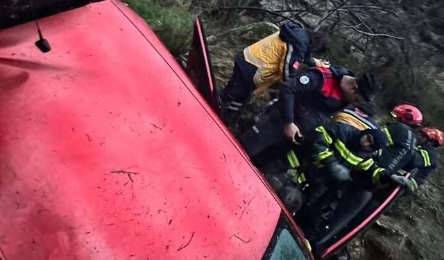 Uçuruma yuvarlanan araçta bulunan 2'si çocuk 5 kişi yaralandı