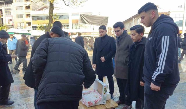 Ülkü Ocakları'ndan şehitler anısına lokum ikramı