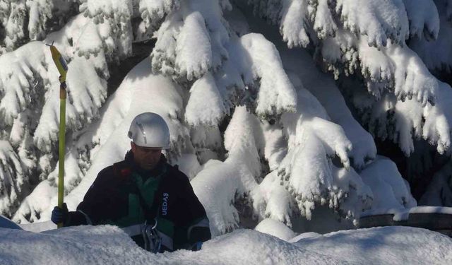 Uludağ'da beline kadar kara gömülen ekiplerin zorlu mesaisi