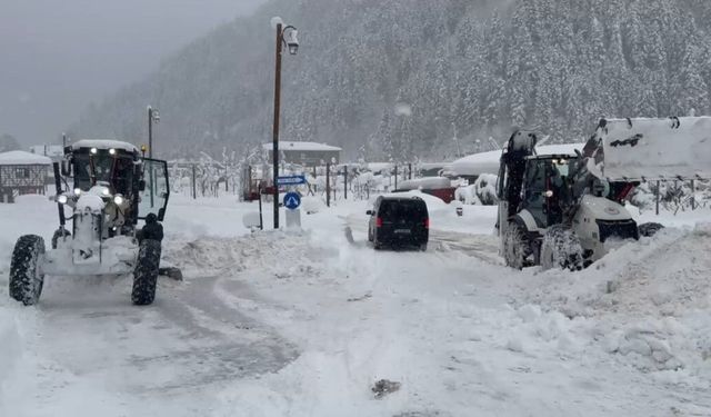 Uzungöl'de kar kalınlığı 1 metreyi aştı