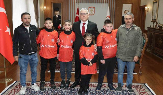 Vali Şimşek, kardan 'Kız Kulesi' yapan amca ve yeğenleri makamında ağırladı