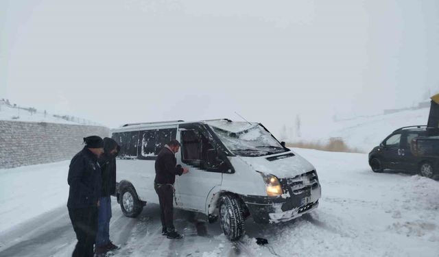 Van'da yoldan çıkan minibus kara saplandı
