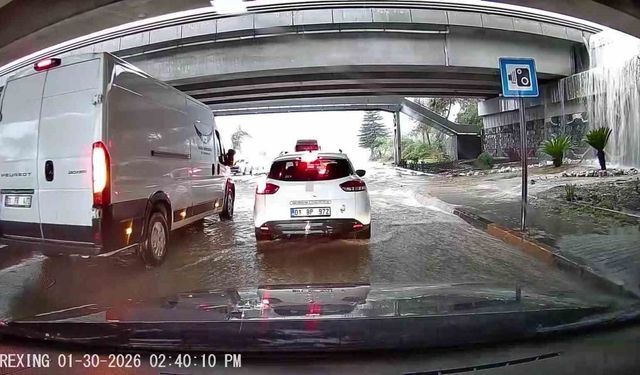 Yağmur, Adana'yı felç etti: Hortum oluştu, araçlar yolda mahsur kaldı