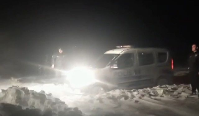 Yolda kalan polis aracının yardımına iş makineleri yetişti