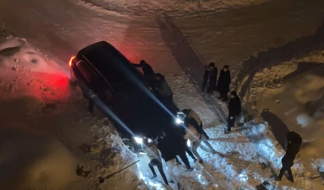 Yüksekova'da kar esareti: Kara saplanan araçlar imece usulü kurtarıldı