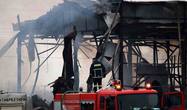 Yunanistan'da bisküvi fabrikasında yangın: 4 ölü