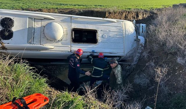 Adana'da dereye düşen öğrenci servisindeki 9 kişi yaralandı