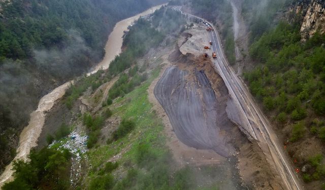 Adana'da Feke-Saimbeyli kara yolunda ulaşım heyelan nedeniyle tek yönlü sağlanıyor