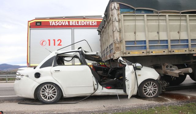Amasya'da tıra çarpan otomobildeki 2 kişi öldü