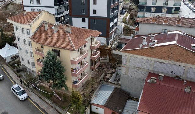 Ankara'nın Gölbaşı ilçesinde istinat duvarının çökmesi nedeniyle 5 apartman tahliye edildi