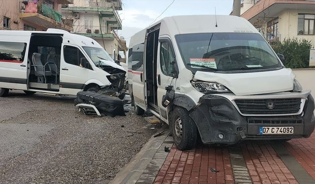 Antalya'da servis araçlarının kaza yapması sonucu iki öğrenci yaralandı