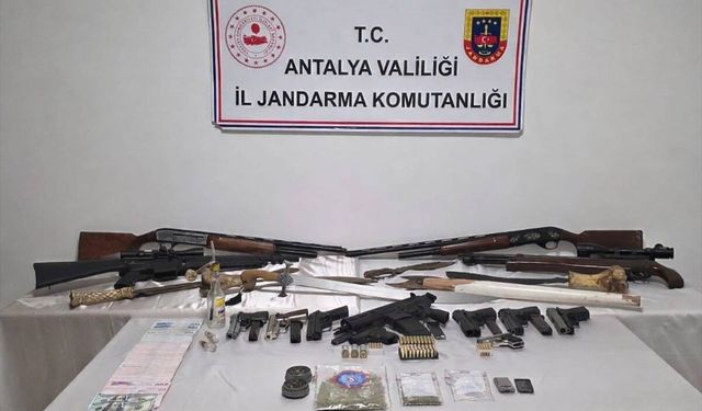 Antalya'da uyuşturucu operasyonu düzenlenen evde 8 tabanca ve 3 tüfek ele geçirildi