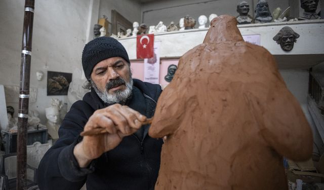 Babasından esinlenerek başladığı mesleğinde yüzlerce esere imza attı