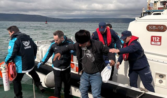 Bozcaada açıklarındaki gemide rahatsızlanan personeli Sahil Güvenlik ekibi tahliye etti