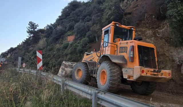 Bursa'da toprak kaymasının olduğu Mudanya-Altıntaş sahil yolu ulaşıma açıldı