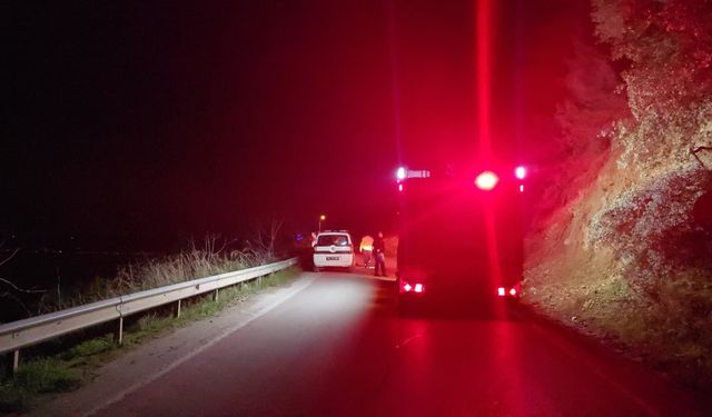 Bursa'da toprak kaymasının olduğu Mudanya-Altıntaş sahil yolunda çalışmalar sürüyor