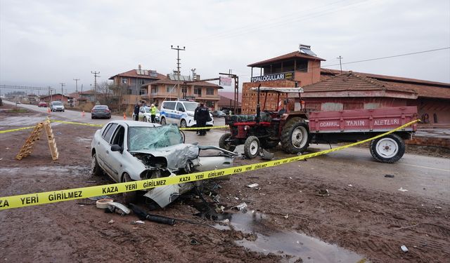 Çorum'da otomobille traktörün çarpıştığı kazada bir kişi hayatını kaybetti, iki kişi yaralandı