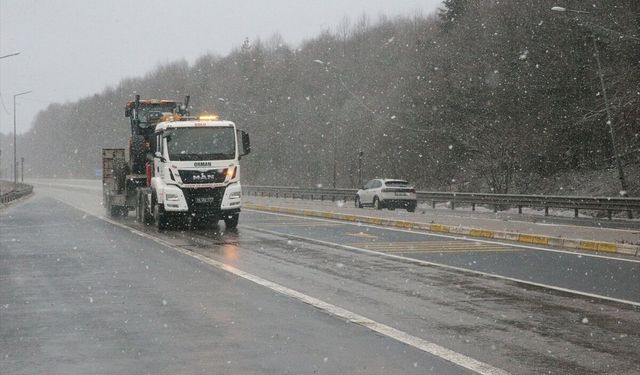 D-100 kara yolunun Bolu Dağı geçişinde kar etkili oluyor