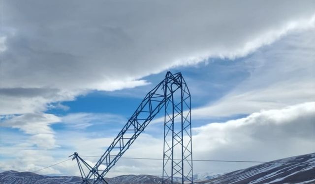Erzincan'da şiddetli rüzgar nedeniyle bazı evlerin çatıları ile elektrik ve telefon direkleri zarar gördü